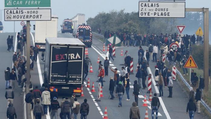 Во Франции в столкновениях с мигрантами ранены 16 силовиков