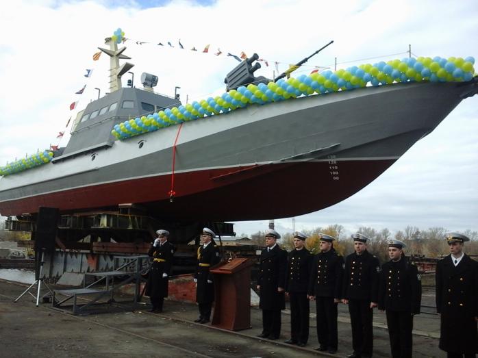 У Києві на воду спустили артилерійський катер «Гюрза-М»