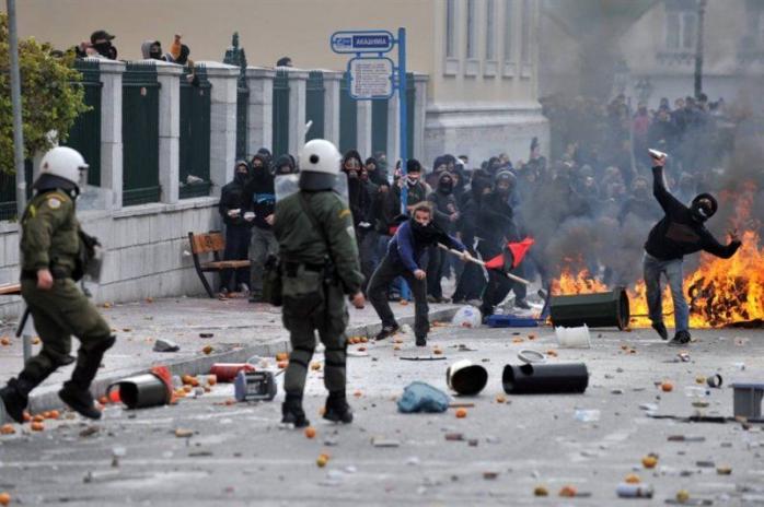 Афины охвачены беспорядками из-за жестких мер экономии (ВИДЕО)