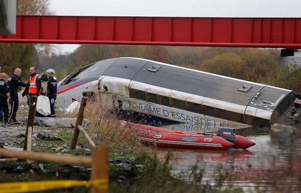 У Франції перекинувся потяг: п’ятеро загиблих і десятки поранених (ФОТО)