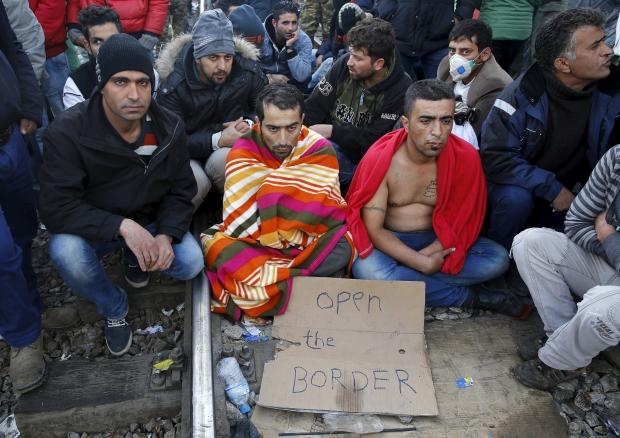 Мигранты в Греции заблокировали железную дорогу (ФОТО)
