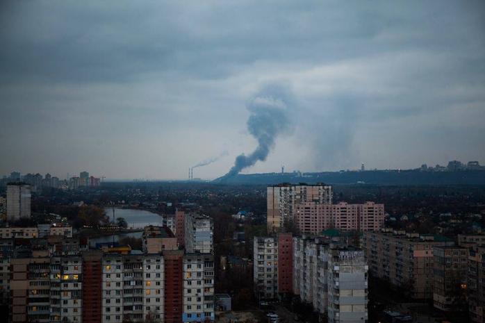 В Киеве возле моста Патона горит плавучий ресторан (ФОТО)