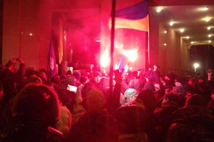 В Киеве активисты штурмуют офис компании Ахметова (ФОТО)