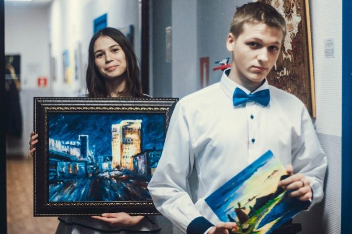 Новосибирские художники обменяли работы на сало и валенки