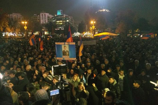 В Ереване участники митинга начали бессрочную забастовку