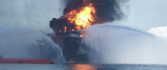 У Каспійському морі з палаючої нафтоплатформи врятовано 32 людини