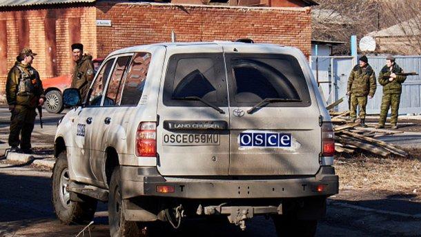 Спостерігачам ОБСЄ бойовики погрожували автоматами і не підпустили до гаубиць