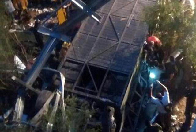 В Аргентине автобус с полицейскими упал в овраг, десятки погибших