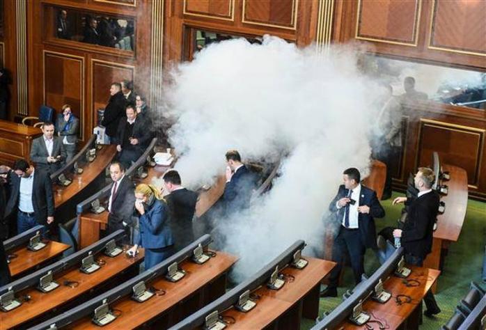 В парламенте Косово произошли беспорядки