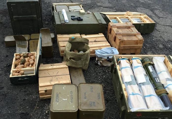 На Луганщине нашли спрятанные гранатометы и ящики боеприпасов (ФОТО)