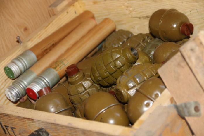 СБУ знайшла в маріупольському гуртожитку арсенал зброї та боєприпасів (ФОТО)