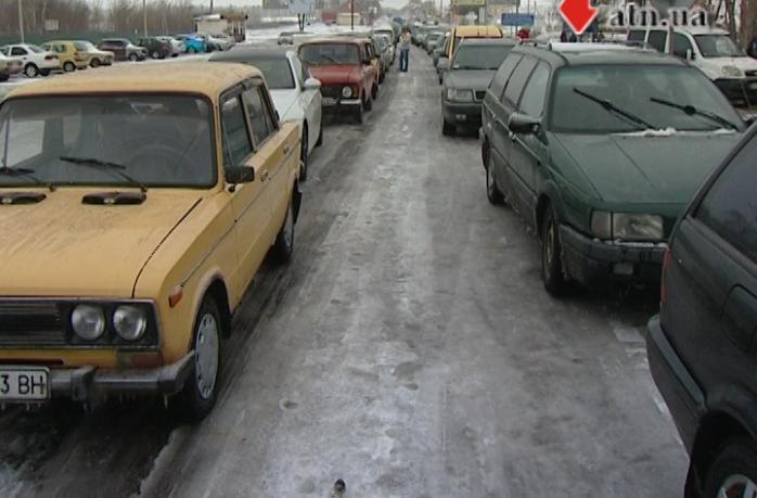 На границе с РФ в Харьковской области многокилометровая пробка