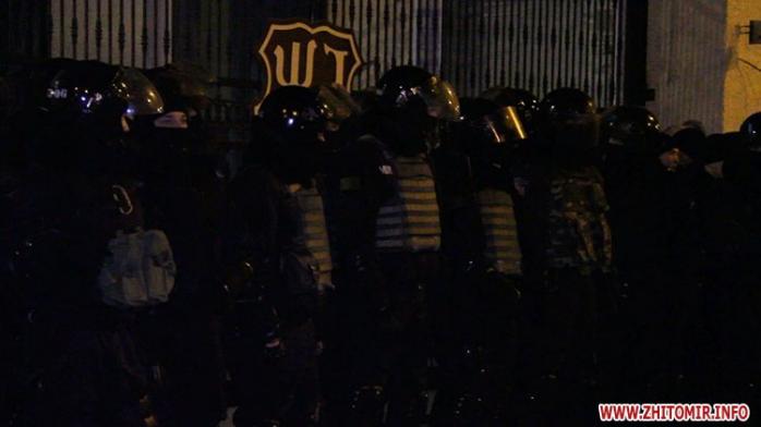 В Житомире происходит силовое противостояние вокруг кондитерской фабрики (ФОТО, ВИДЕО)