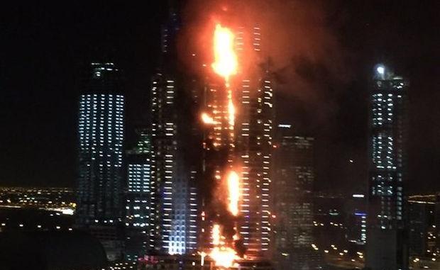 В Дубае загорелся отель-небоскреб, десятки этажей объяты огнем (ВИДЕО)