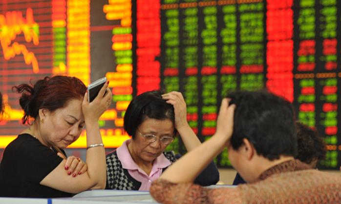 В Китае резкое падение фондовых индексов остановило биржи