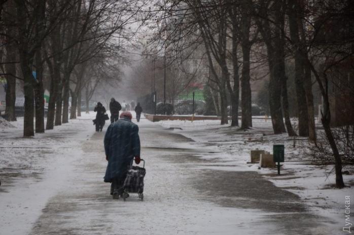 Снігопад в Одесі: місто закрили для великовантажних автомобілів (ФОТО)