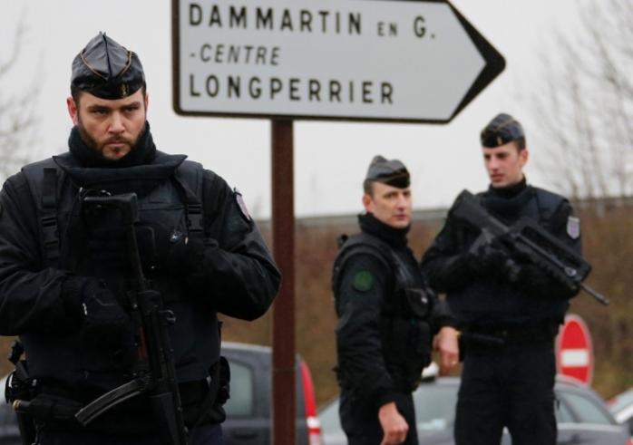 В Париже застрелен неизвестный, напавший на полицейский участок с поясом шахида и ножом