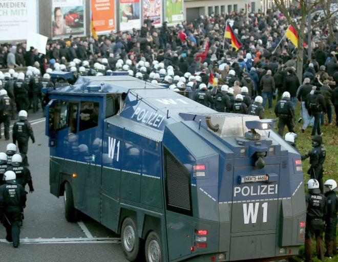 В Кельне полиция применила водометы по митингующим против насилия над женщинами (ФОТО)
