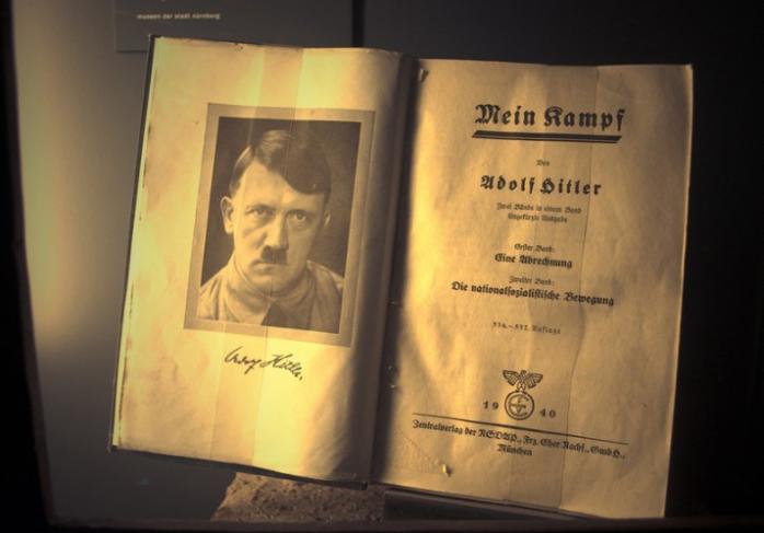 Автобиография Гитлера стала хитом продаж в Германии