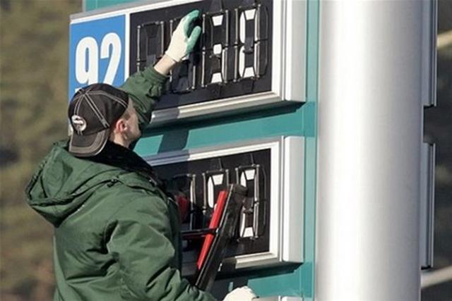 Яценюк требует снижения цен на автозаправках