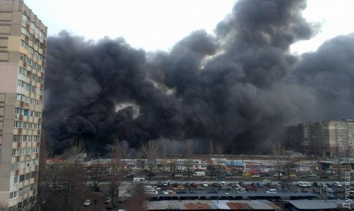 В Одесі спалахнула масштабна пожежа на ринку «Меркурій» (ФОТО)