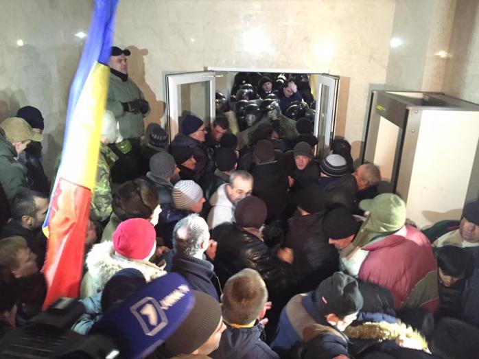 В Молдове протестующие ворвались в здание парламента