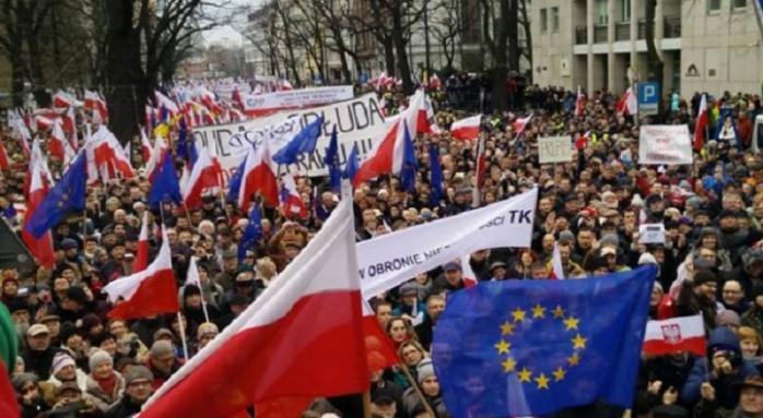 Польща охоплена антиурядовими протестами (ФОТО)