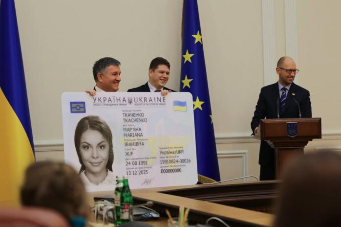 Около 8 тыс. украинцев уже оформили ID-паспорта — Аваков
