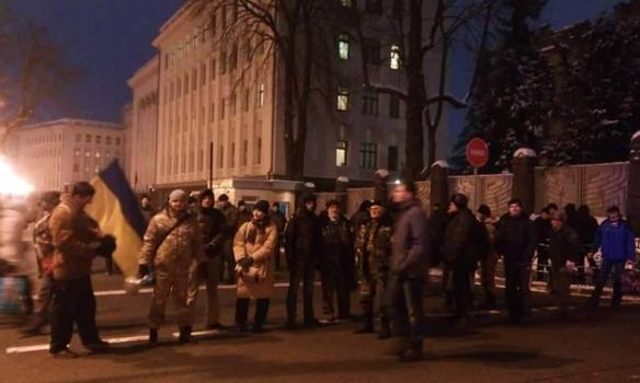 У Києві пікетують АП із вимогою підписати закон про вибори у Кривому Розі