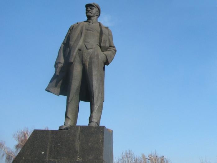 В Донецке неизвестные пытались взорвать памятник Ленину (ФОТО)
