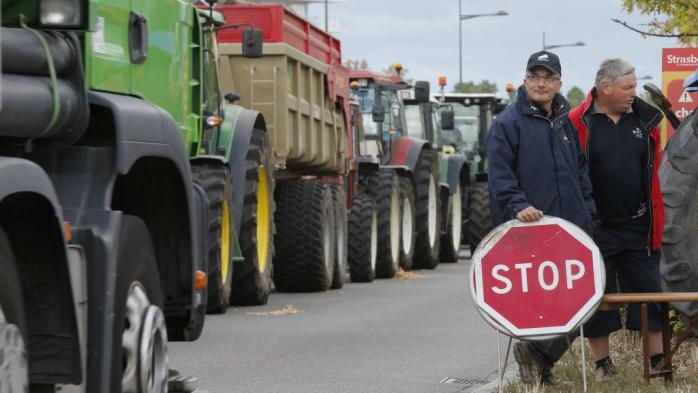 Во Франции фермеры угрожают перекрыть дороги