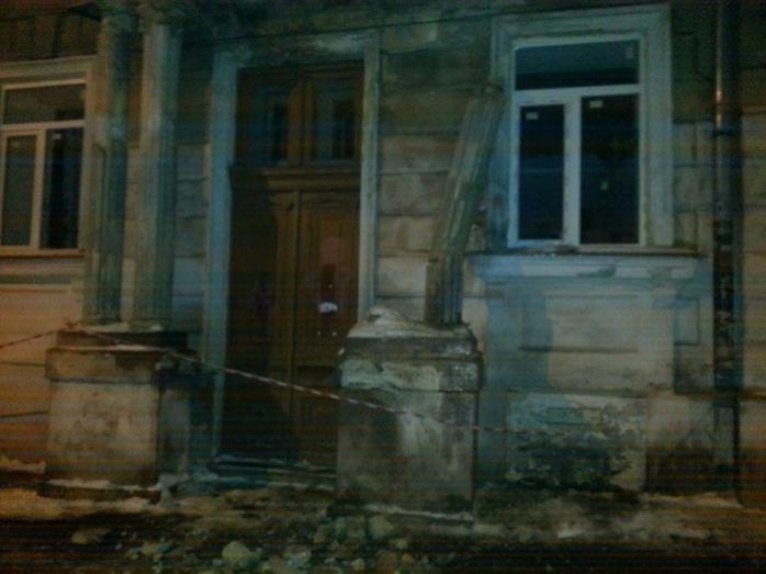 В Одессе у входа в школу обрушилась колонна (ФОТО)
