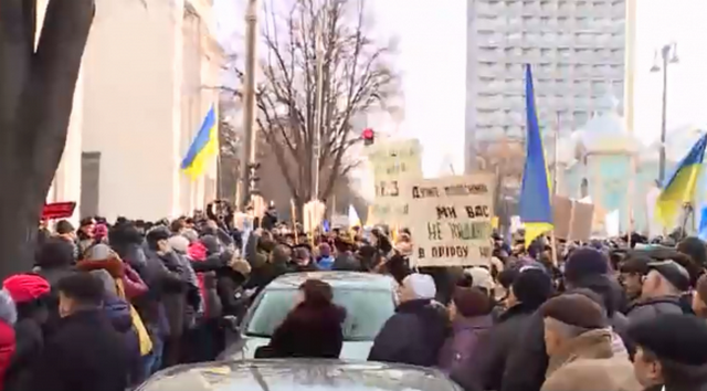 Возле Рады митинг работников ПТУ, перекрыли улицу Грушевского