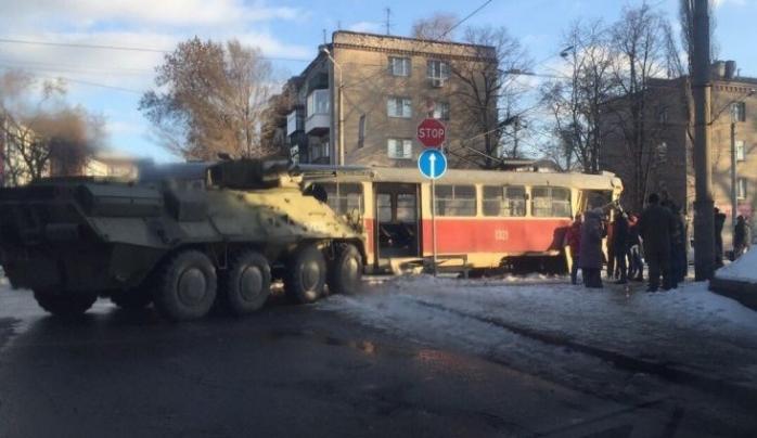 У Дніпропетровську в трамвай в’їхав БТР, травмовано жінку (ФОТО)