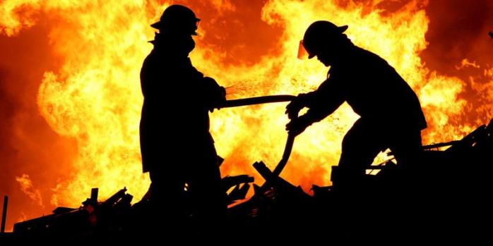 В Киеве при тушении огня погиб пожарный