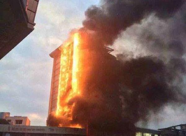 В Китае в многоэтажной гостинице произошел пожар (ФОТО, ВИДЕО)