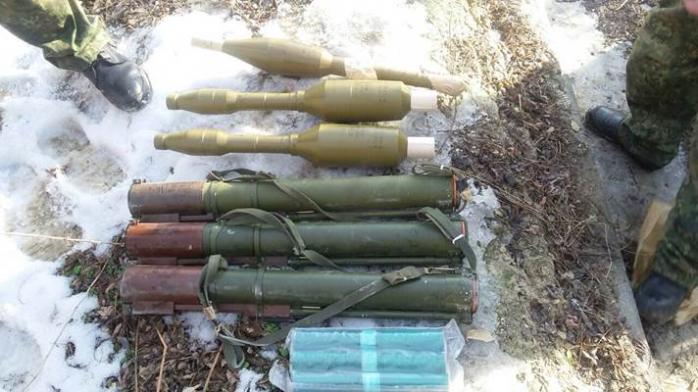 В Луганской области обнаружили тайник с гранатометами и патронами