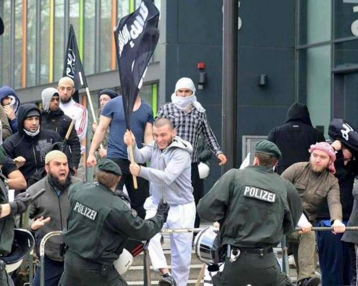 Розвідка: Бойовики ІДІЛ проникають в Німеччину під виглядом біженців