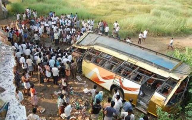 В Индии 20 пассажиров погибло в результате падения автобуса в реку