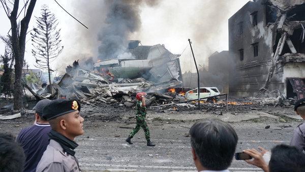 В Индонезии военный самолет упал на жилой дом, есть жертвы