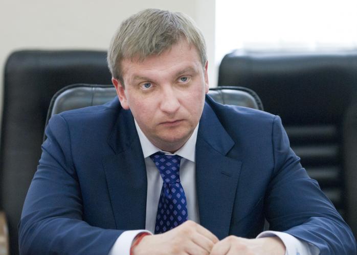 Соболев утверждает, что активисты заблокировали Петренко на рабочем месте