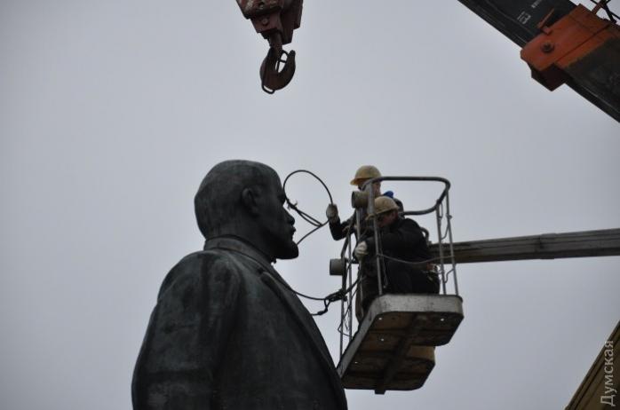В Измаиле и Бердянске демонтировали памятники Ленину (ФОТО)