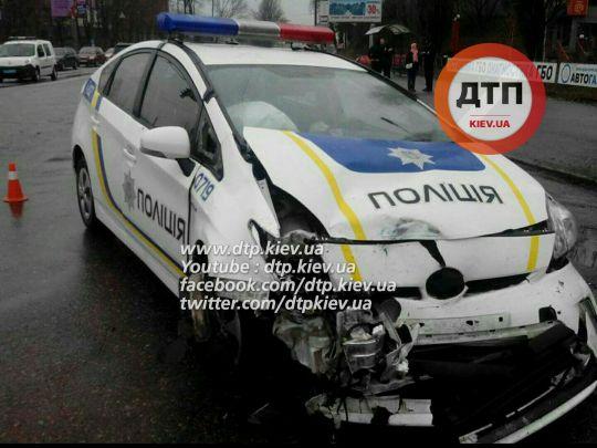 В Киеве полицейский автомобиль попал в ДТП, есть пострадавшие
