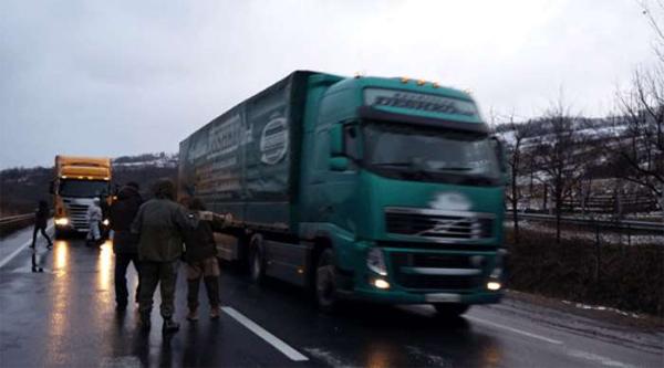 У Волинській області припинили блокаду російських вантажівок