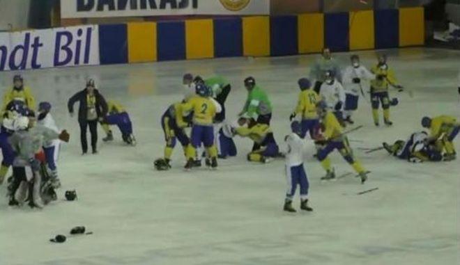 В России на ЧМ по хоккею с мячом матч сборной Украины закончился массовой дракой (ВИДЕО)