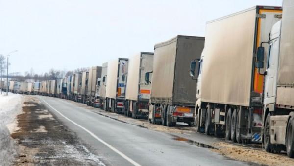 Росія повністю призупинила транзит українських вантажівок