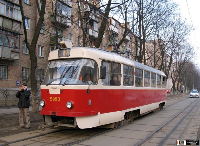 В Киеве сошел с рельсов трамвай, есть пострадавшие (ФОТО)