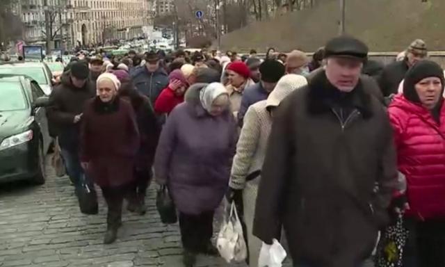 До будівлі Верховної Ради прямує колона людей (ФОТО)
