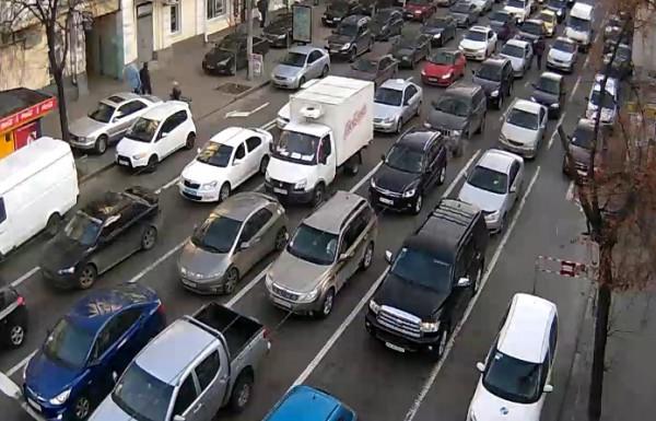У Києві невідомі в заторі обстріляли автомобіль