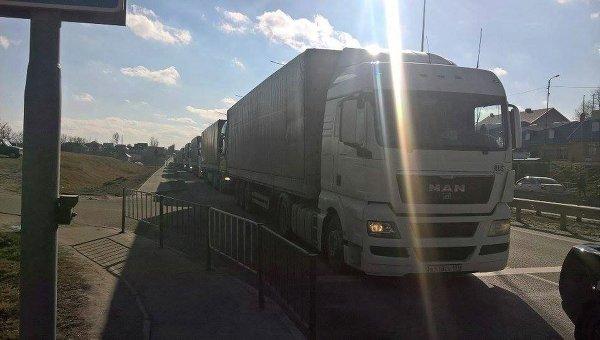 Активисты прекратили блокаду российских фур на Буковине